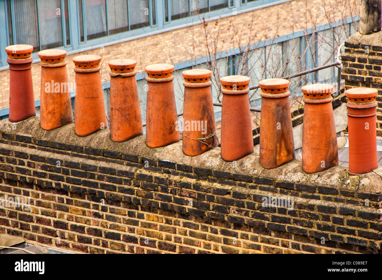 Häuser und Dächer mit Schornsteinen in London; Hausdächer in London Mit Vielen Schornsteinen Stockfoto