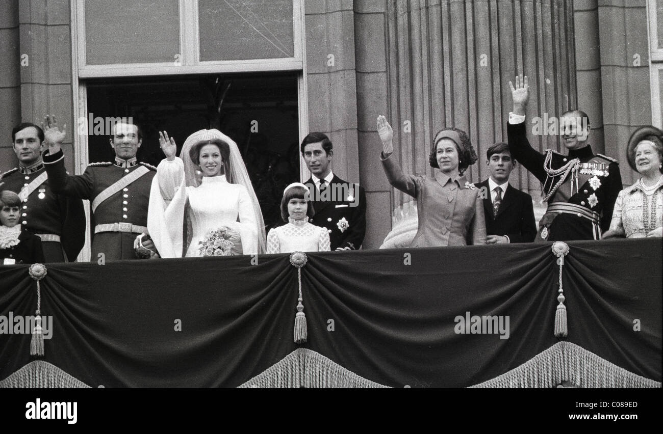 Prinzessin Anne jetzt Prinzessin Royal mit Mark Phillips auf dem Balkon von Buckingham 14/11/73 Bild von DAVE BAGNALL Stockfoto