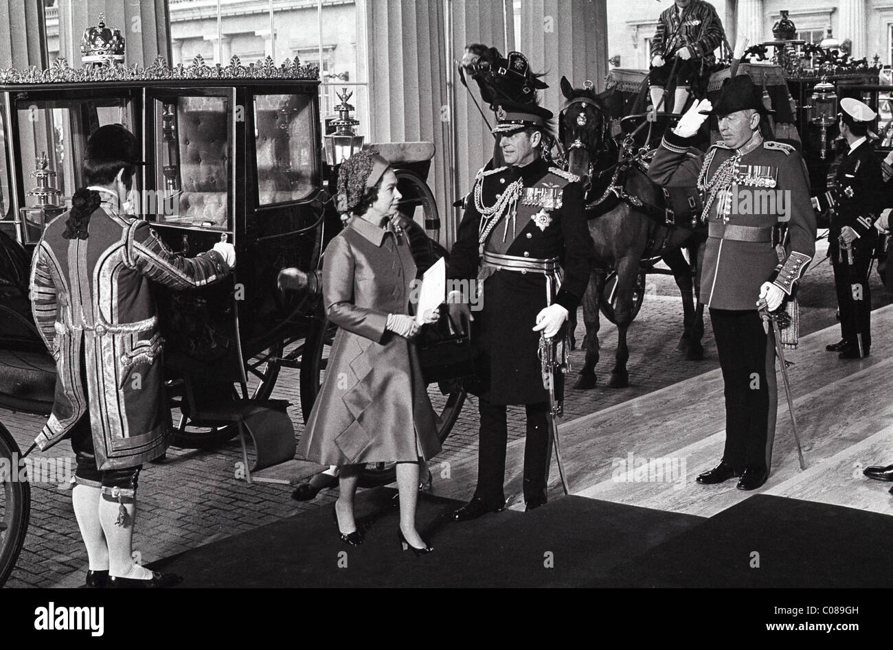 Ihre Majestät die Königin, die nach der Hochzeit von Prinzessin Anne und Mark Phillips 14/11/73 Prinz Philip am Buckingham Palace eintraf. Bild von DAVE BAGNALL Stockfoto
