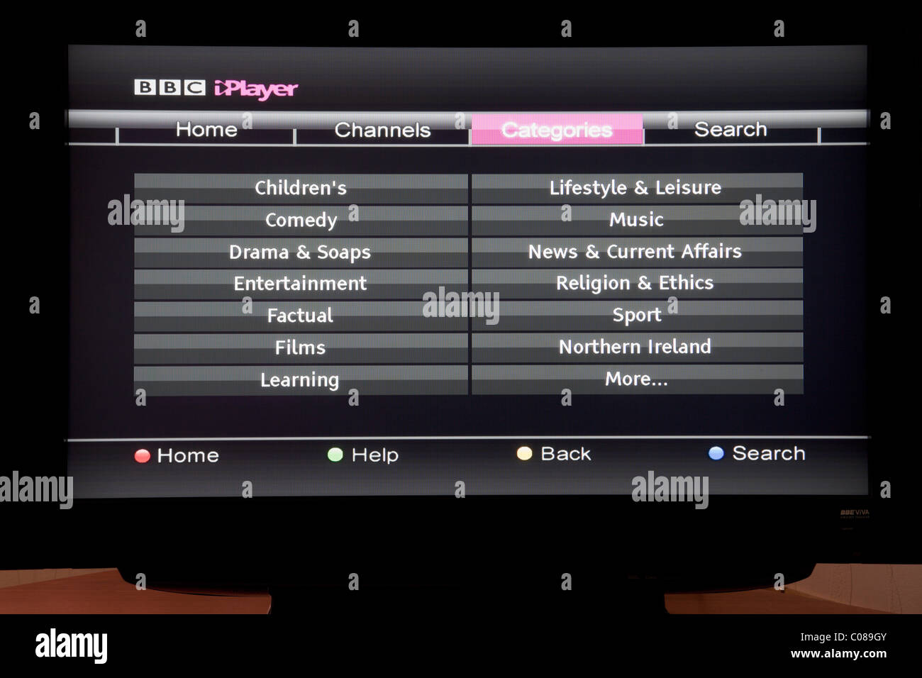 UK, Großbritannien. Flachbildschirm-Fernseher mit BBC iPlayer verfügbaren Kategorien auf Freesat Stockfoto