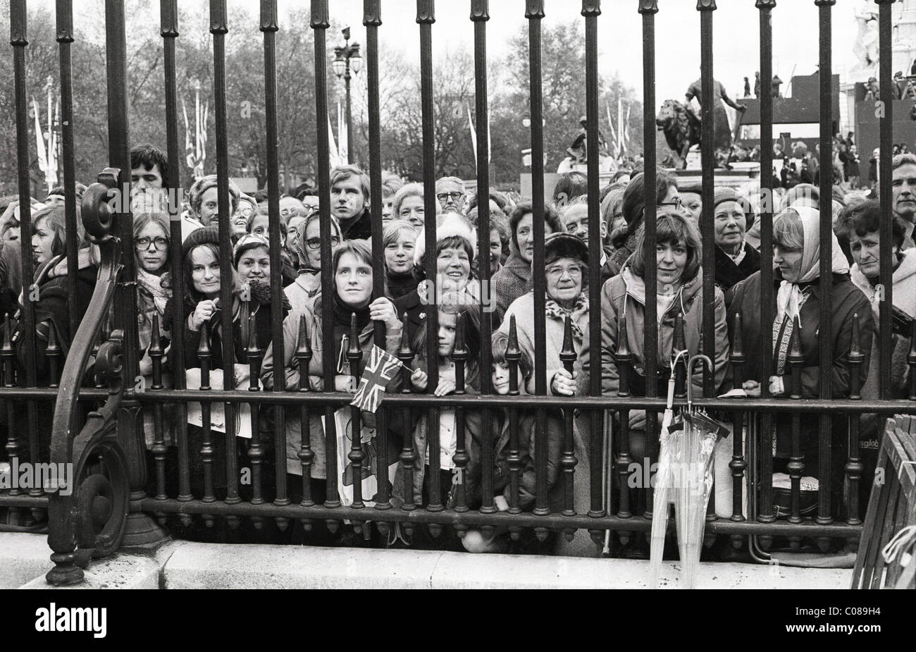 Menschenmengen im Buckingham Palace nach der Hochzeit von Prinzessin Anne und Mark Phillips im Jahr 1973 Bild von DAVE BAGNALL Stockfoto