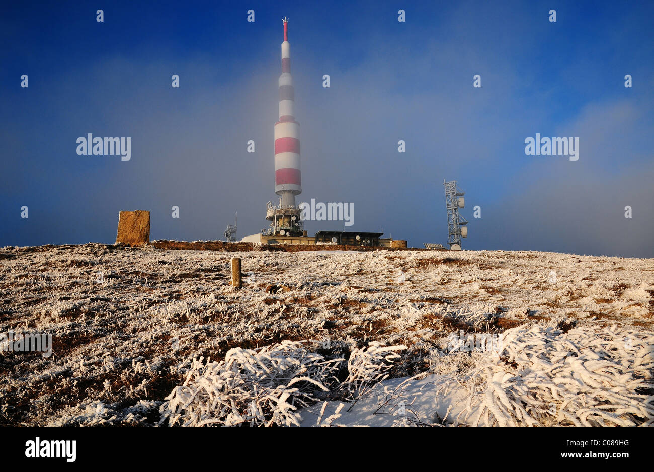 Frost in der späten Nachmittagssonne auf Telekommunikation Übergabestation auf Pic de Nore in La Montagne Noire, Frankreich Stockfoto