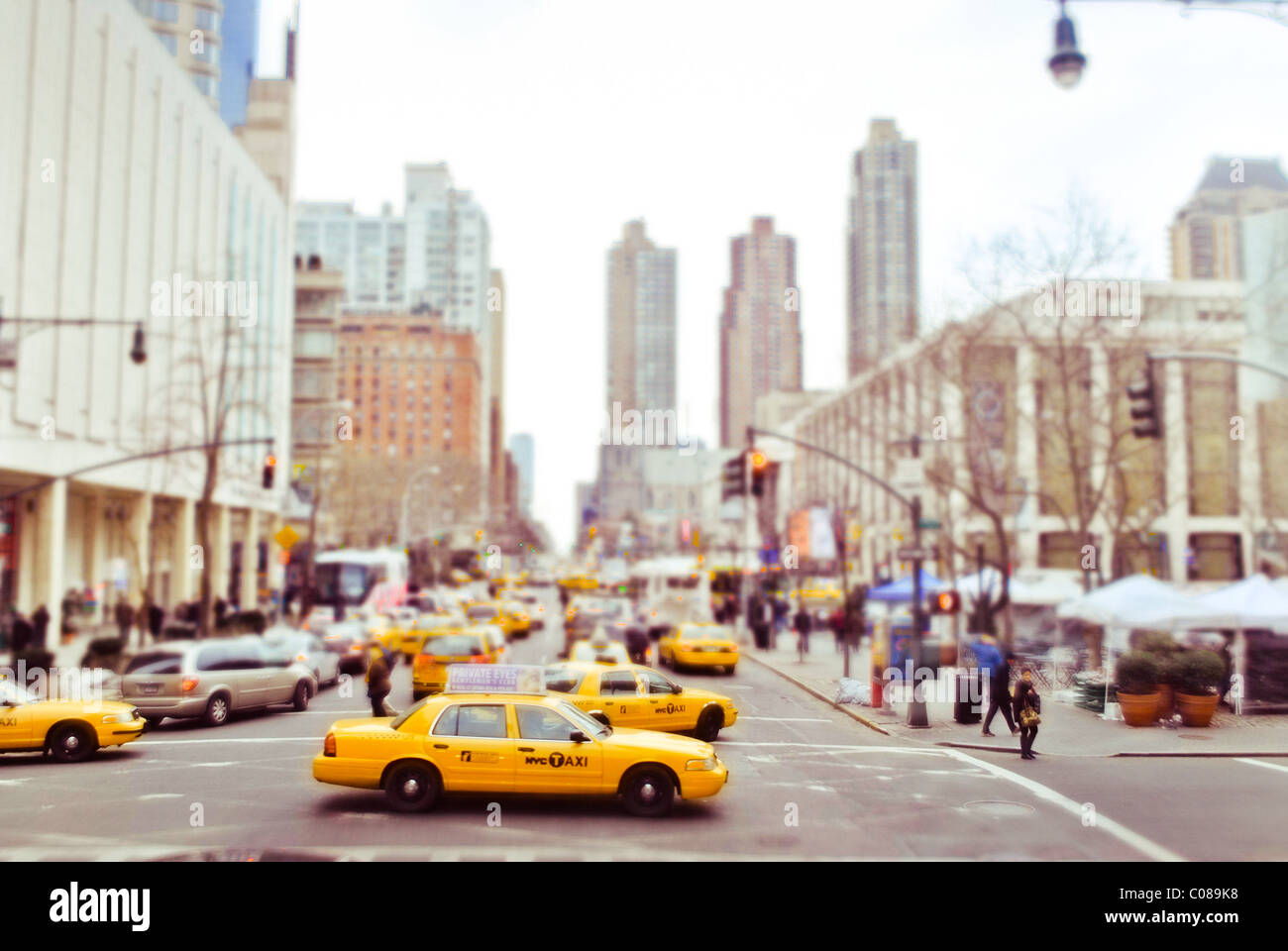 Gelbes Taxi und New Yorker Straßen. Stockfoto