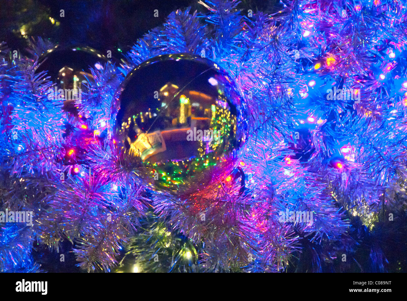 Nahaufnahme der Weihnachtsbaum und Beleuchtung und Dekorationen im The Village in Gulfstream Park in Hallandale, Florida, USA Stockfoto