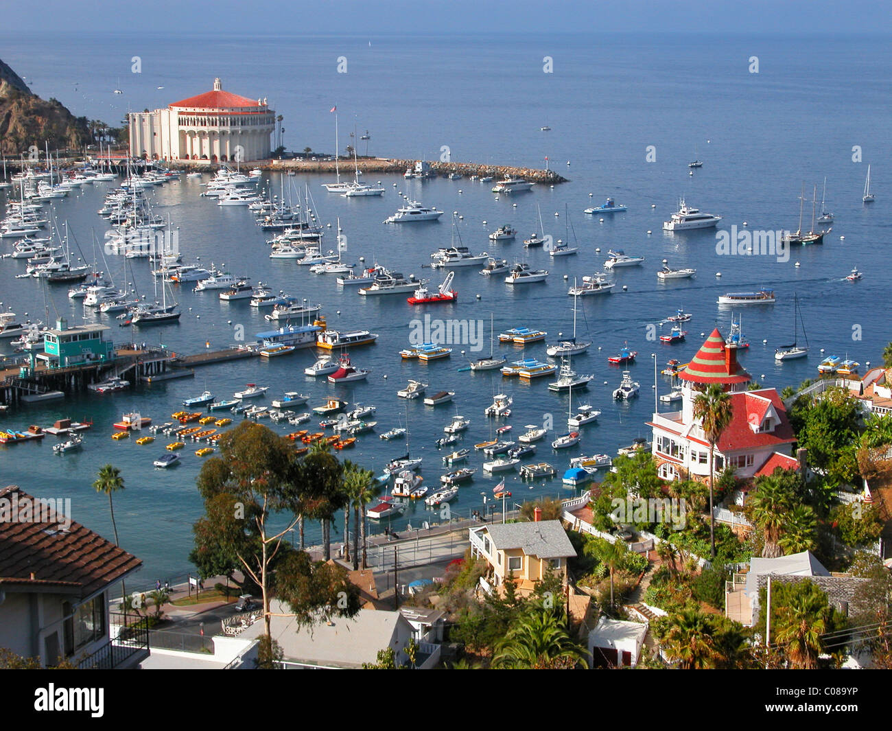 Das Wahrzeichen Casino am anderen Ende der Bucht, die ist der natürliche Hafen von Avalon, Santa Catalina Island, Kalifornien, USA. Stockfoto