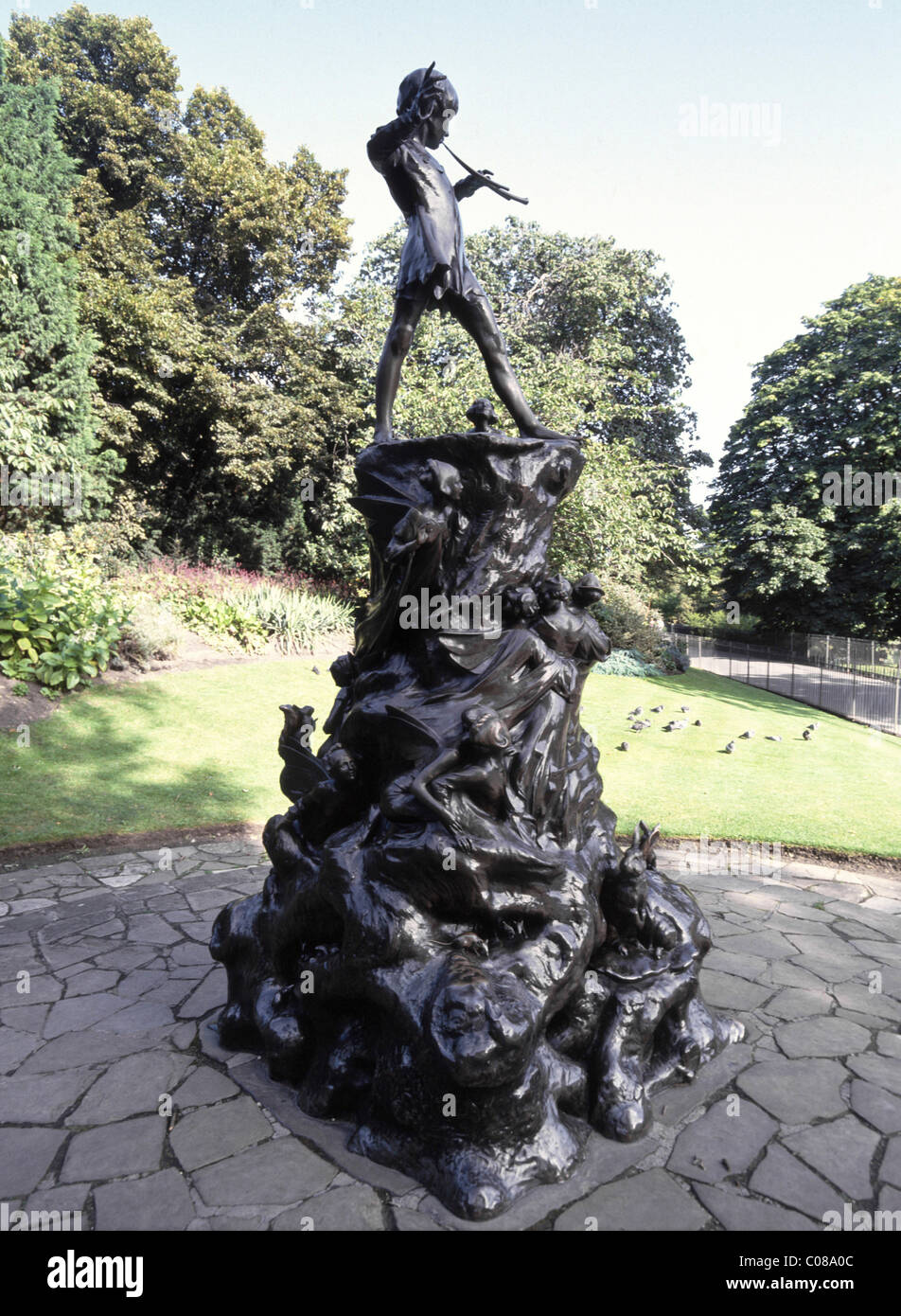 Peter Pan Bronzestatue in den Kensington Gardens in London im Auftrag von J M Barrie von Sir George Frampton als denkmalgeschütztes Gebäude in England Großbritannien Stockfoto