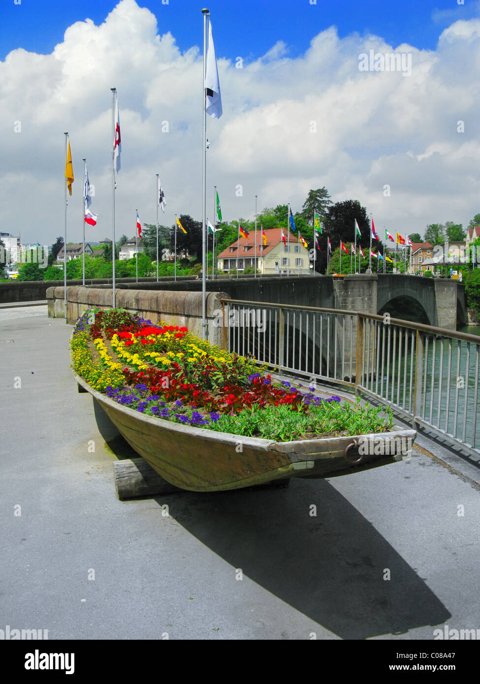 Ein altes Flussboot als ein Blumenbeet auf der historischen Rhein-Brücke zwischen Deutschland und Rheinfelden, Aargau, Schweiz. Stockfoto