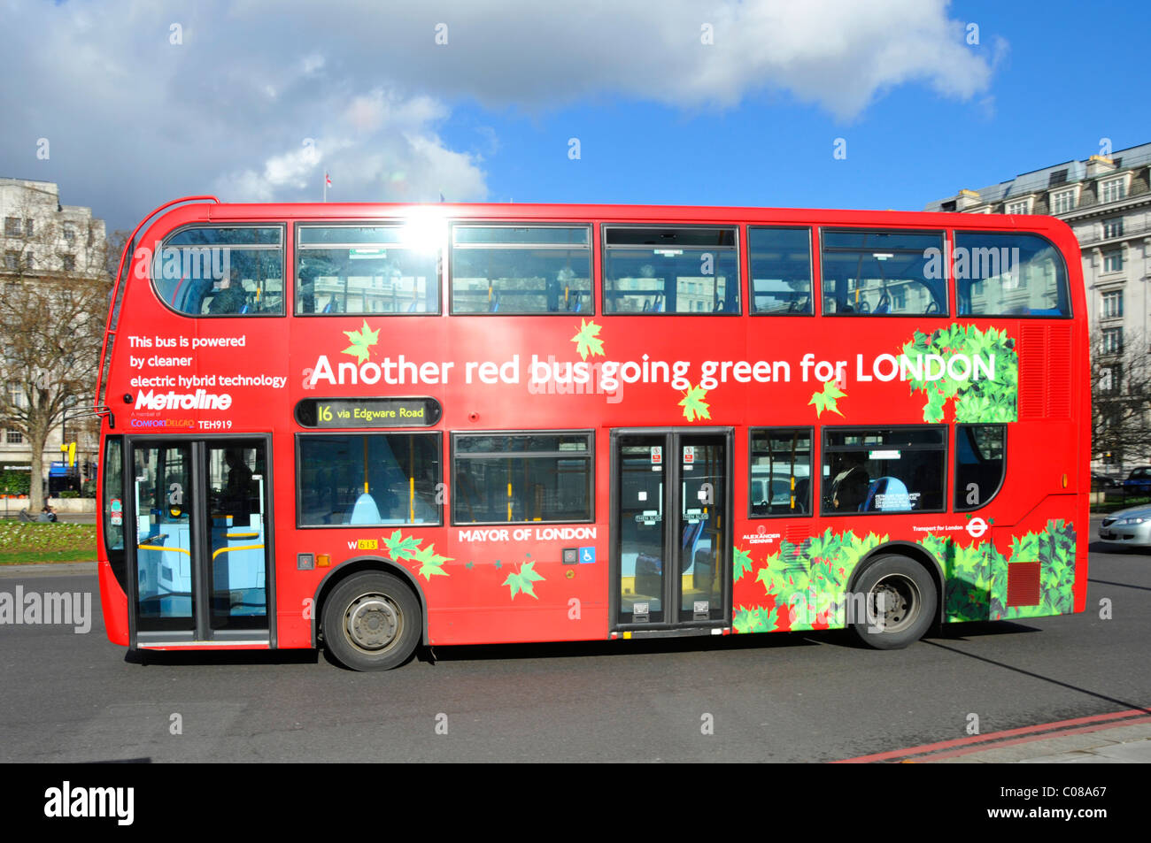 Seitenansicht des roten Doppeldecker-Passagierbusses Going Green Für den öffentlichen Verkehr in London & powered by a Cleaner Elektrische Hybrid-Technologie England Großbritannien Stockfoto