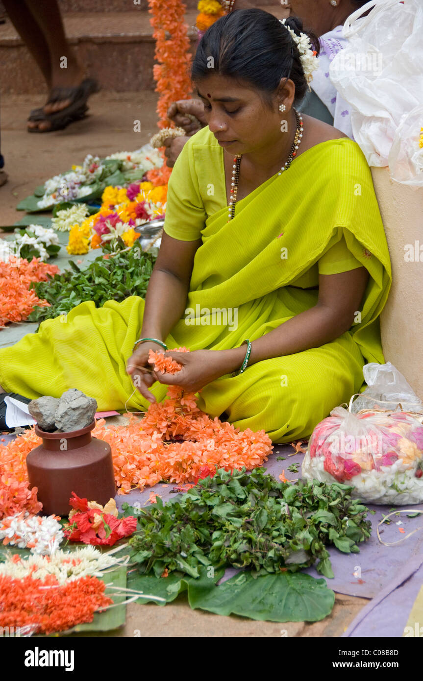 Indien, Goa. Mahalsa Hindutempel. Blume-Angebote für Tempel Festtag. Stockfoto