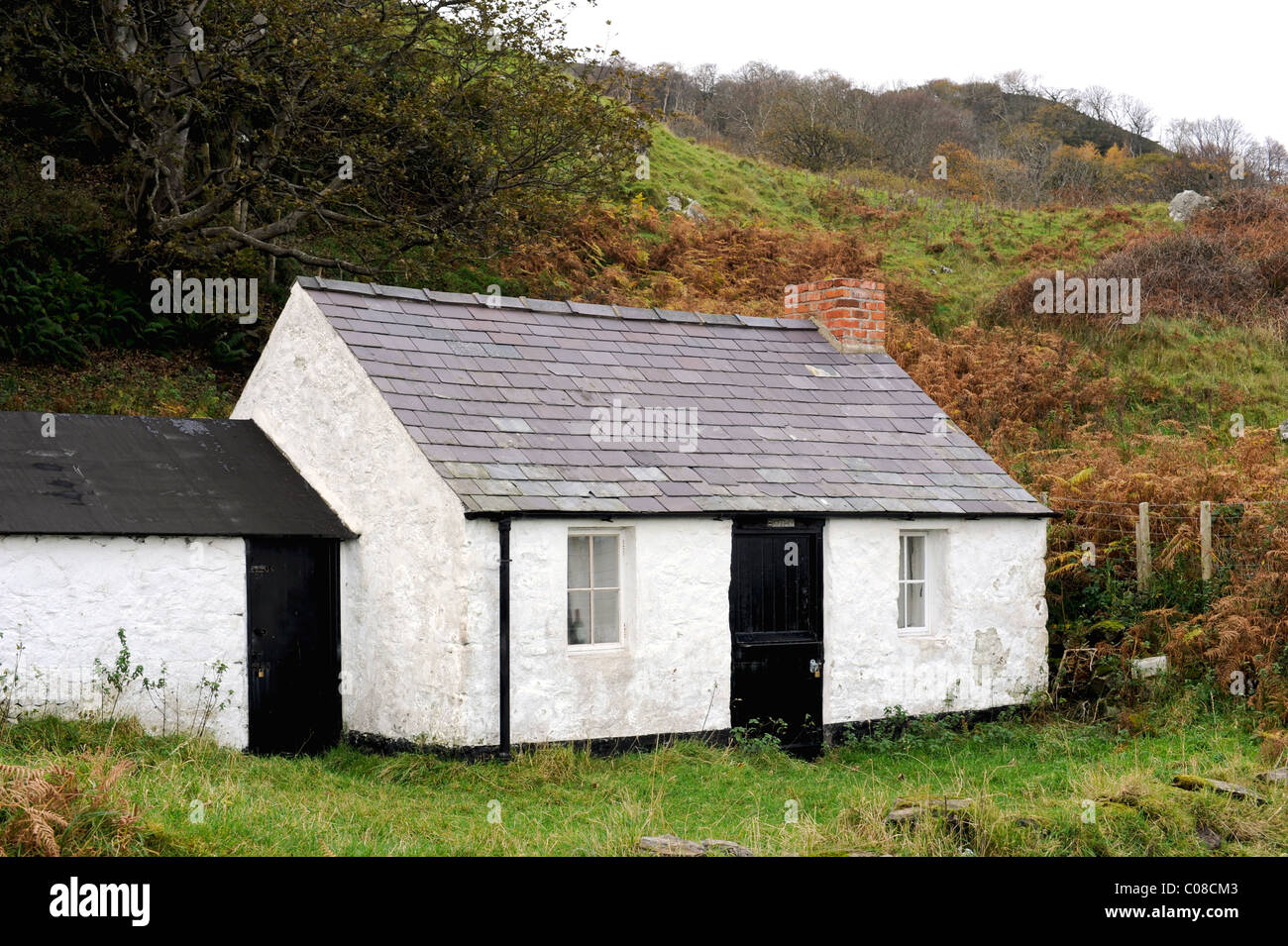 Eine Schutzhütte, die versteckt in den Hang in Murlough Bay im County Antrim Stockfoto