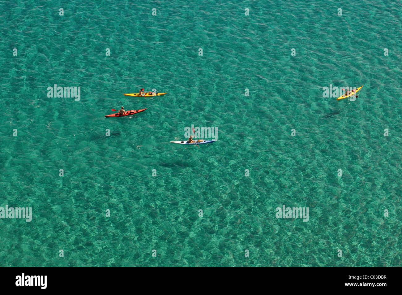 Freizeit mit Kajaks in dem klaren Wasser des Mittelmeers, Cala Gonone, Sardinien, Italien Stockfoto