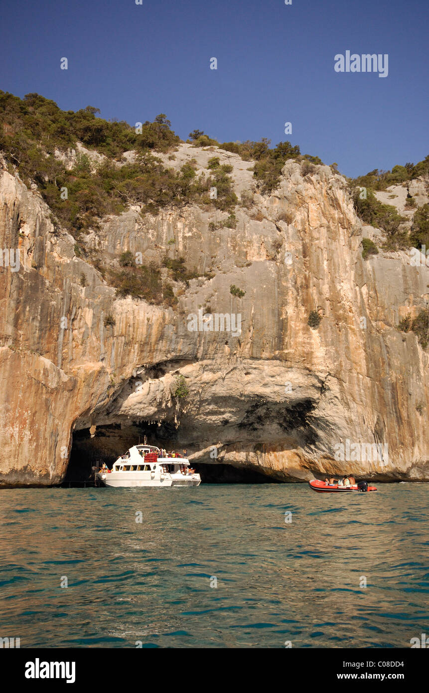 Boote, die Annäherung an die Bue Marino Höhlen in der Nähe von Cala Gonone, Sardinien, Italien Stockfoto