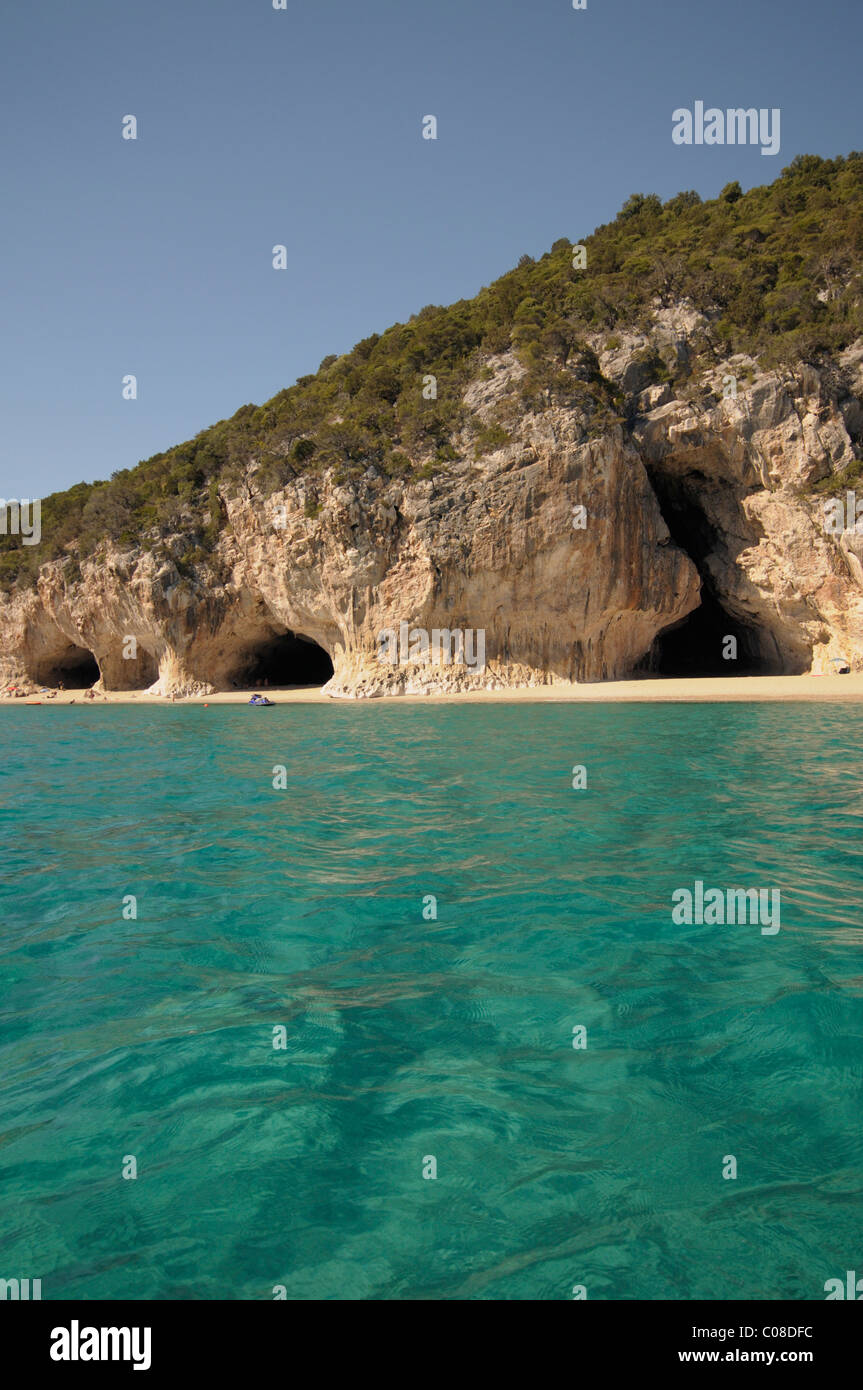 Klares Wasser und Höhlen von Cala Luna Beach, in der Nähe von Cala Gonone, Sardinien, Italien Stockfoto