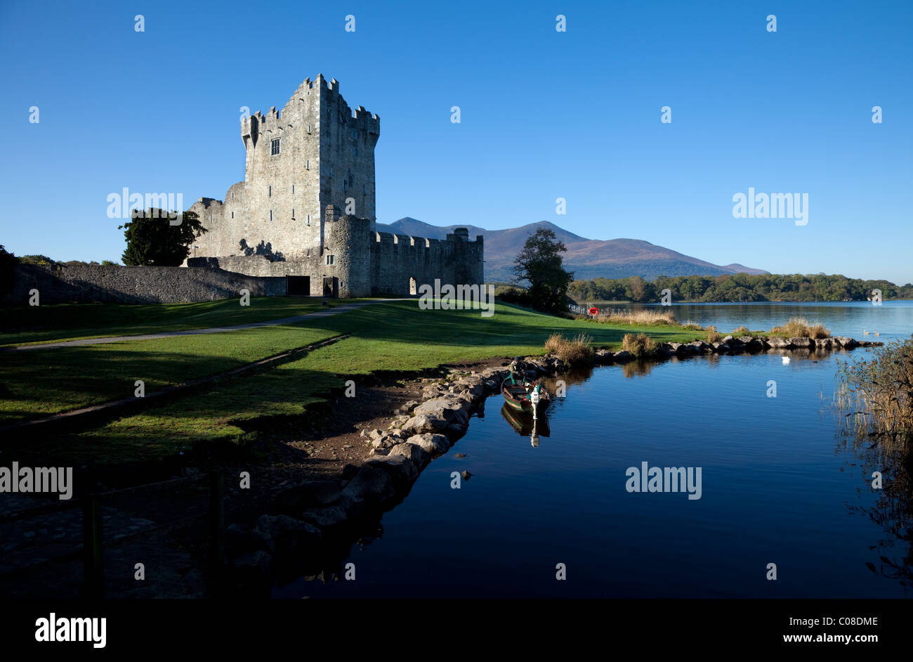 15. Jahrhundert Ross Castle, Wohnturm und halten am Ufer des Lough Leane, Ring of Kerry, Killarney Nationalpark, County Kerry, Irland. Stockfoto