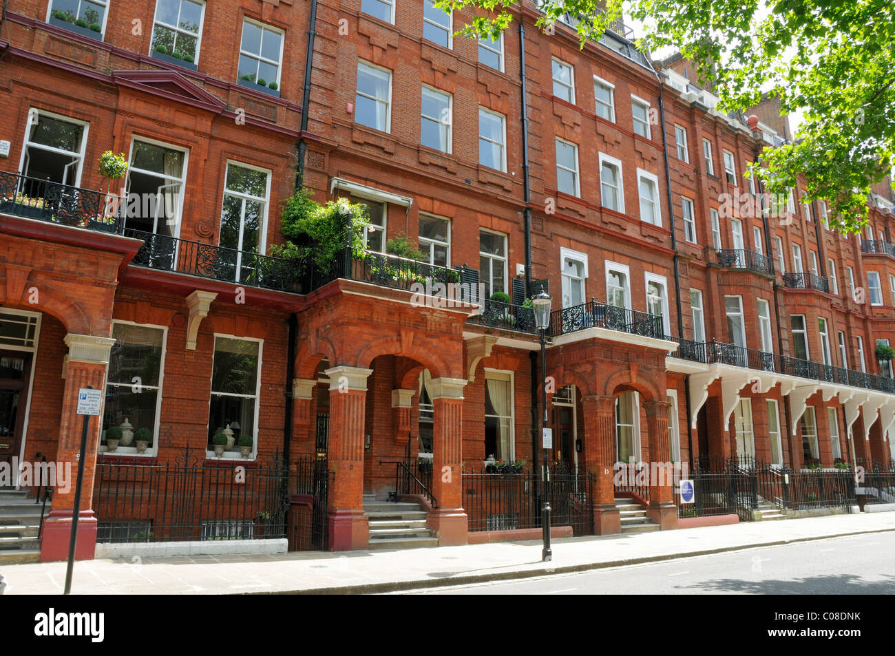Terrasse des großen roten Ziegeln Häuser mit Laubengängen, Kensington und Chelsea SW3 London England UK Stockfoto