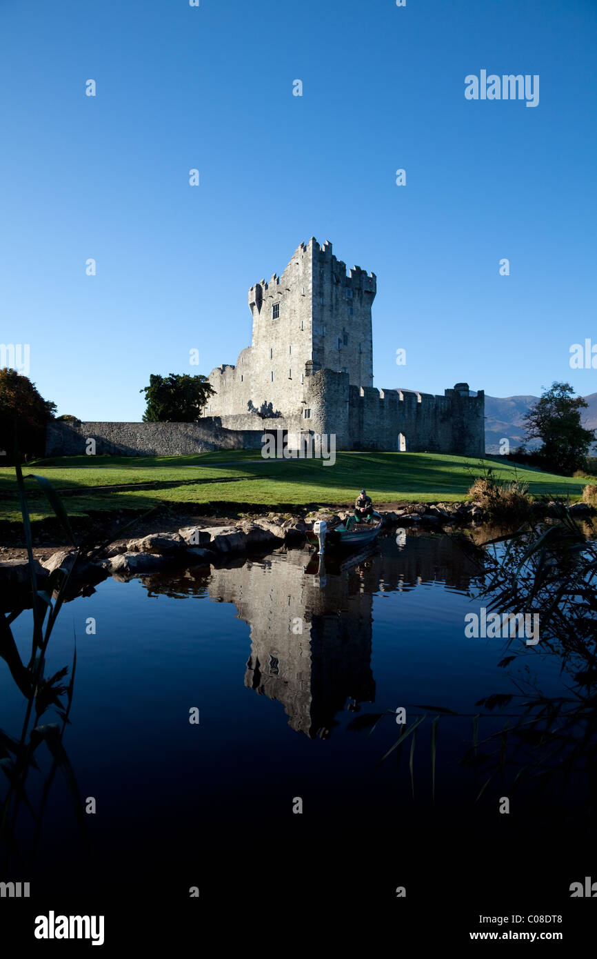 15. Jahrhundert Ross Castle, Wohnturm und halten am Ufer des Lough Leane, Ring of Kerry, Killarney Nationalpark, County Kerry, Irland. Stockfoto