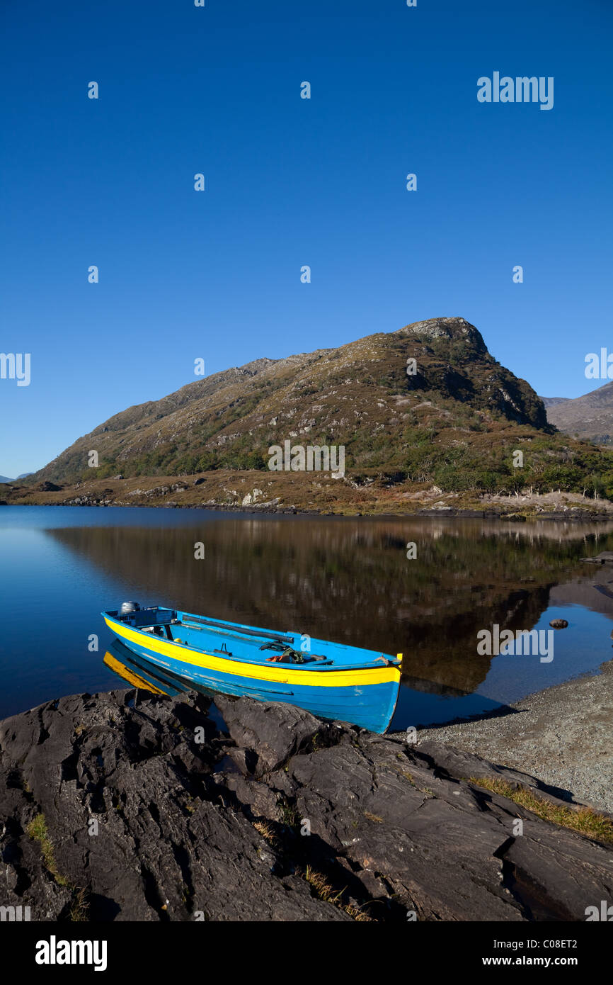 Adlers Nest Berg & hell gefärbt, Rudern, Boot, Long Range, Killarney Nationalpark, County Kerry, Irland Stockfoto