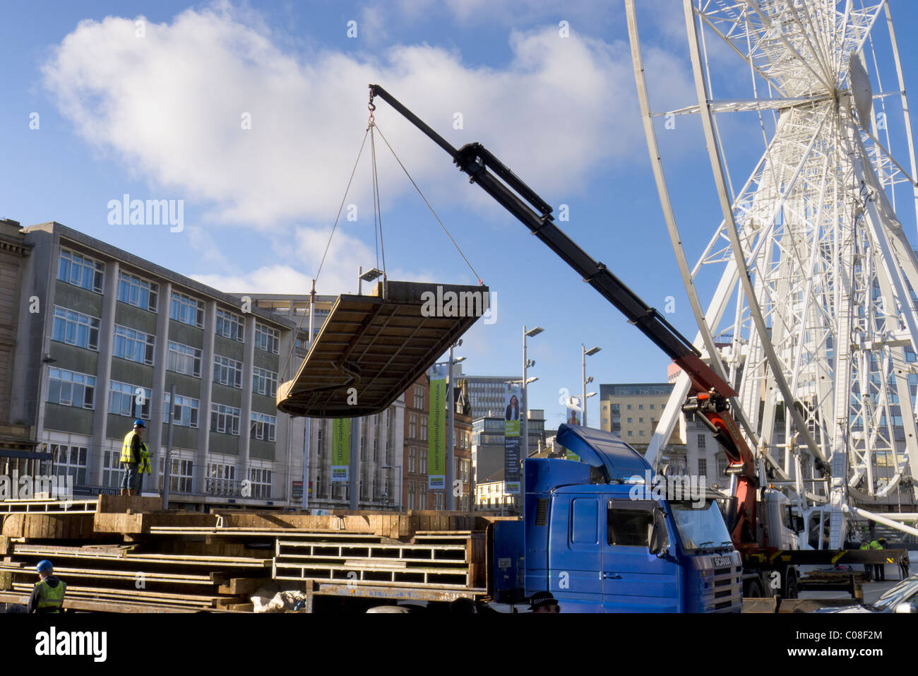 Handwerker arbeiten mit einem Kran und Stapler nottingham Marktplatz für die Kirmes in der Schule die Hälfte vorzubereiten - Februar 2011 Stockfoto