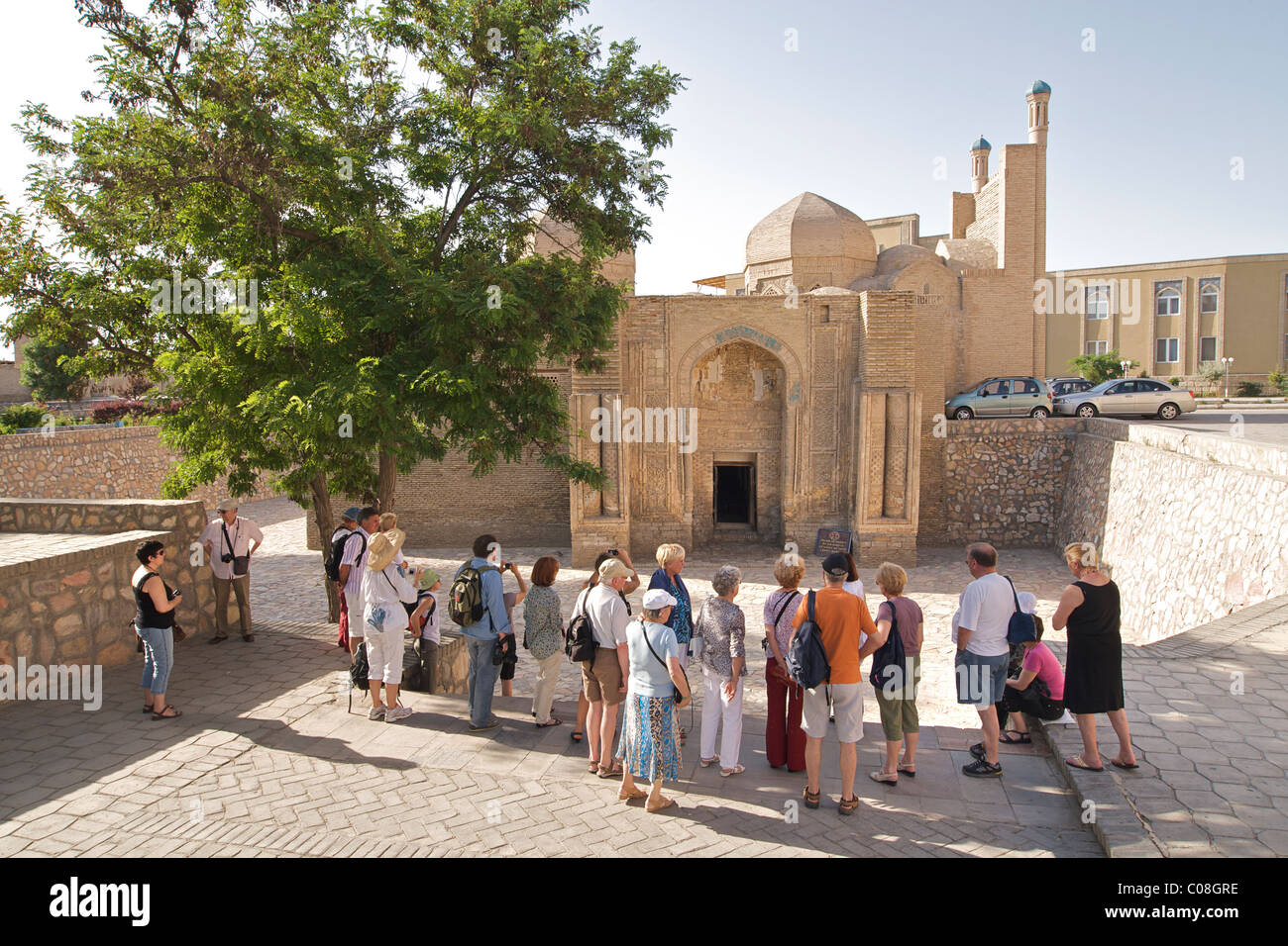 Gruppe von Touristen aus dem Westen auf Tourstopp außerhalb der Teppich-Museum, Buchara, Usbekistan Stockfoto