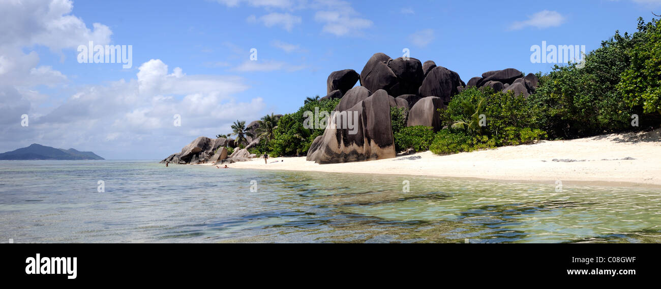 La Digue, Seychellen, ein Panoramablick auf Anse Source d'Argent: Einer der schönsten Strände der Welt Stockfoto