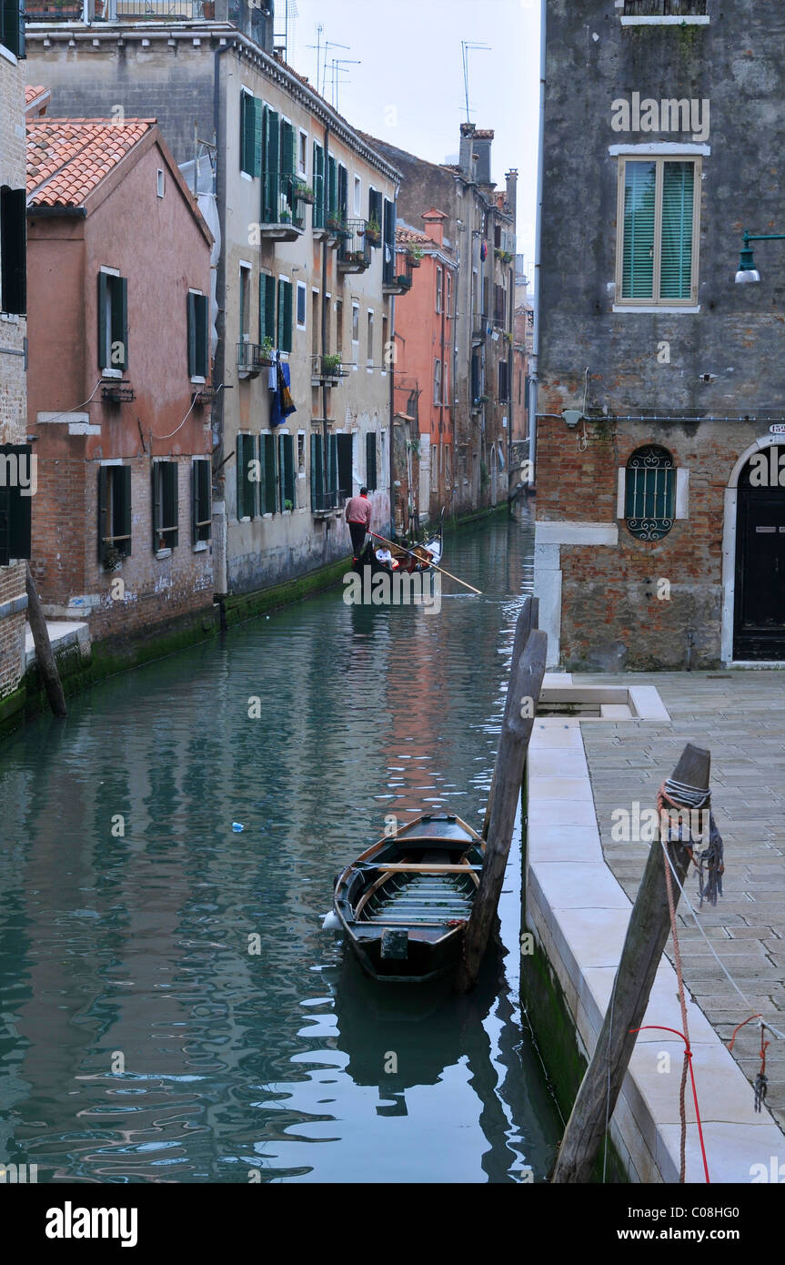 Wasserstraßen und Kanäle in Venedig mit Gondeln Stockfoto