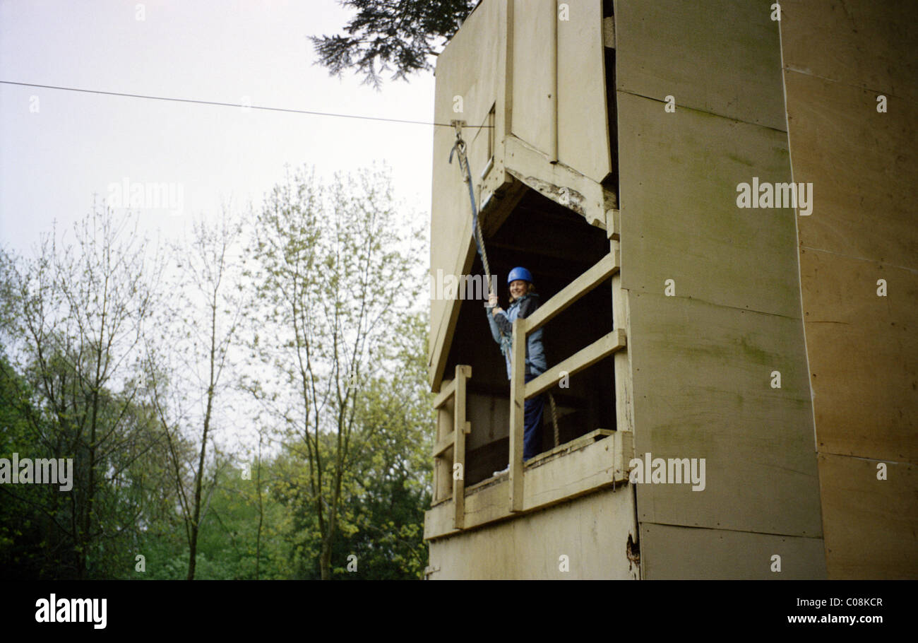 Outdoor-Aktivitäten Duke Of Edinburgh Award Teenager auf Zip Wire Surrey England Stockfoto