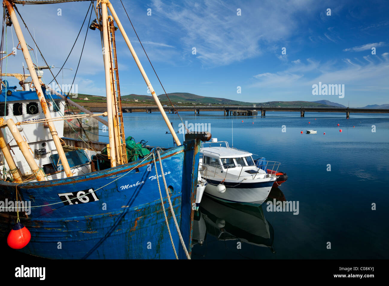 Brücke nach Valentia Island und Fischerhafen von Portmagee auf dem Ring of Kerry, County Kerry, Irland Stockfoto