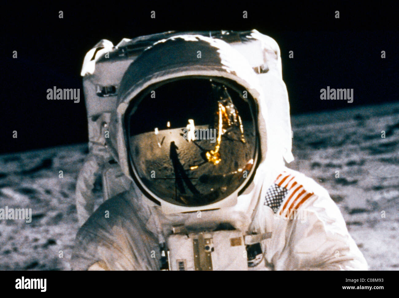 Mann auf der Mond Buzz Aldrin zu Fuß auf der Mond Nahaufnahme von Glas Abschnitt der Raum Helm zeigt Reflexion Stockfoto