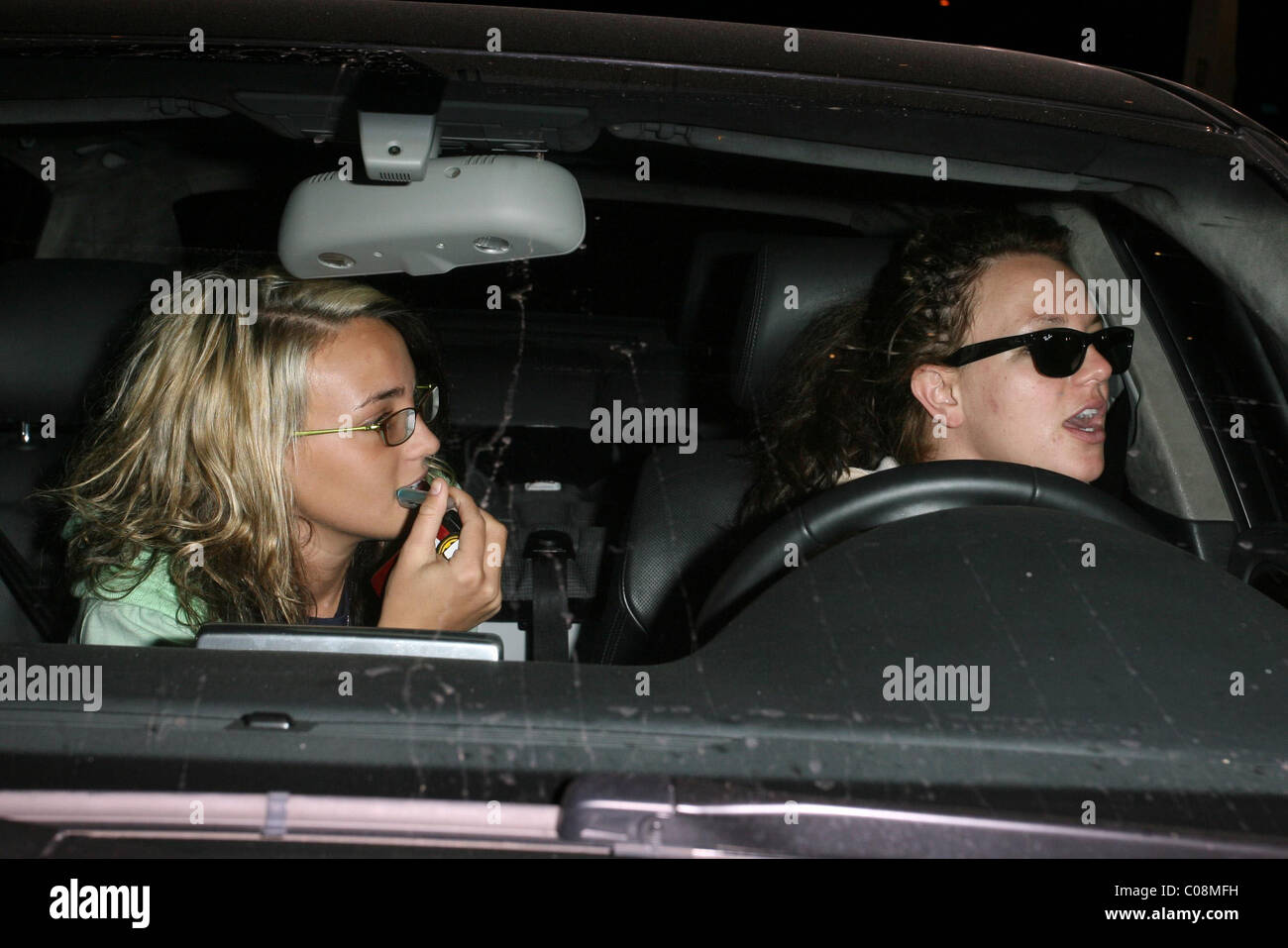 Britney Spears und ihre Schwester Jamie Lynn Spears zum Taco Bell durchfahren und die Paparazzi unterstützen sie dabei, ihr Essen. Stockfoto