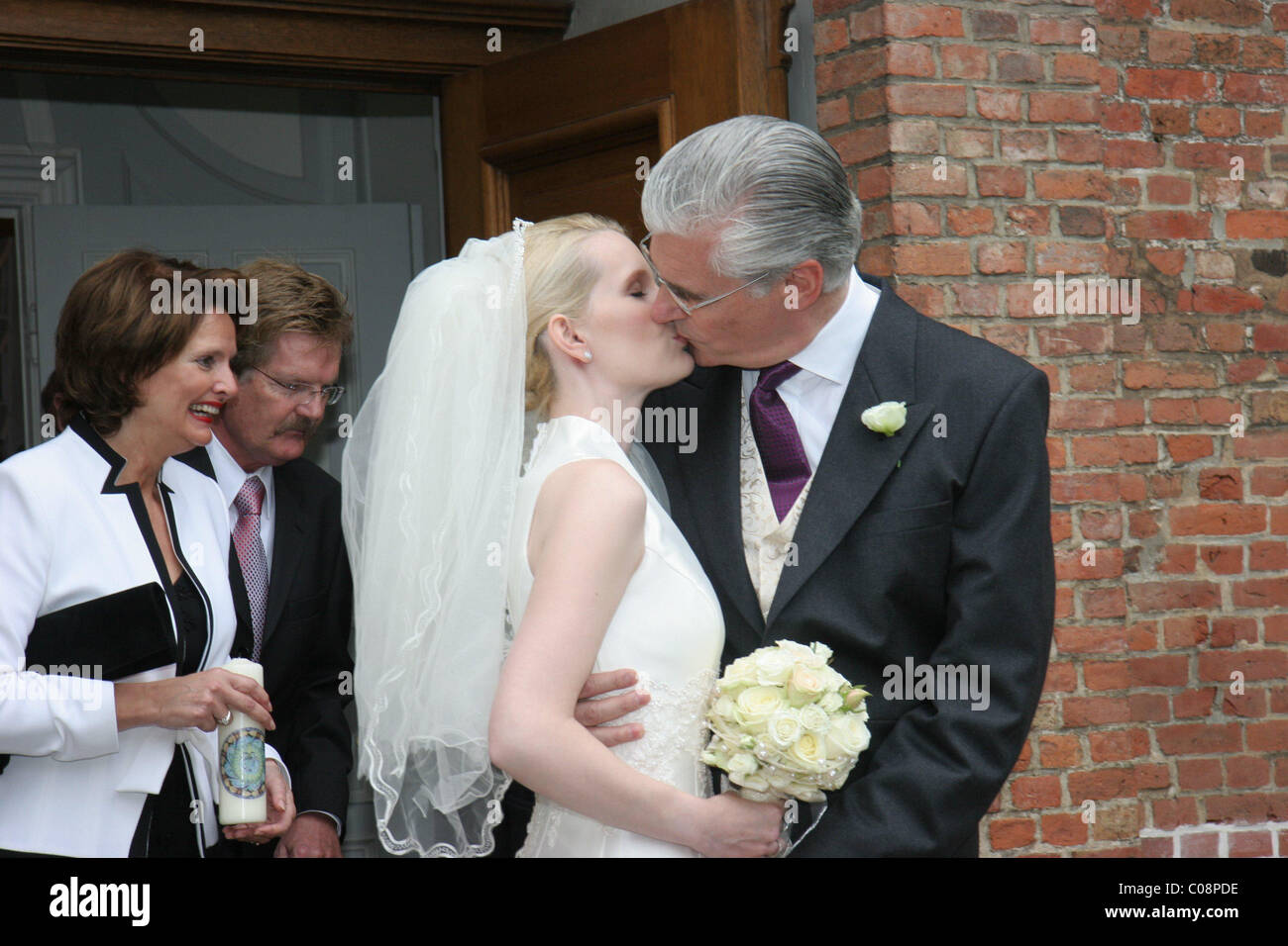 Mrija DuMont und Sky DuMont wiederholen ihre Hochzeit nach ...