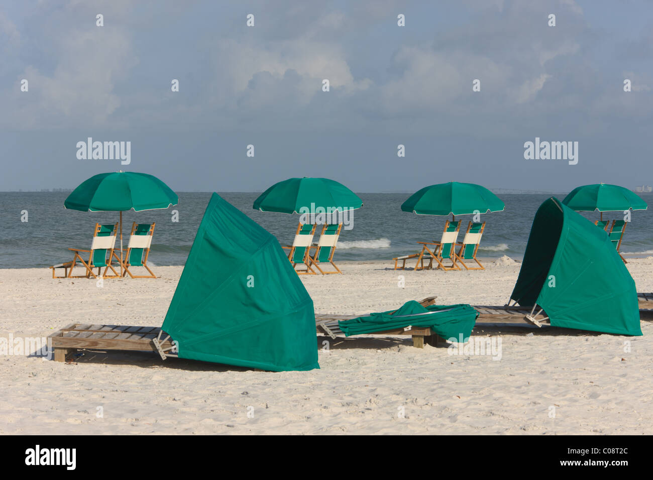 Freie Liegestühle und Cabana liegen an einem sonnigen Tag am Strand. Stockfoto