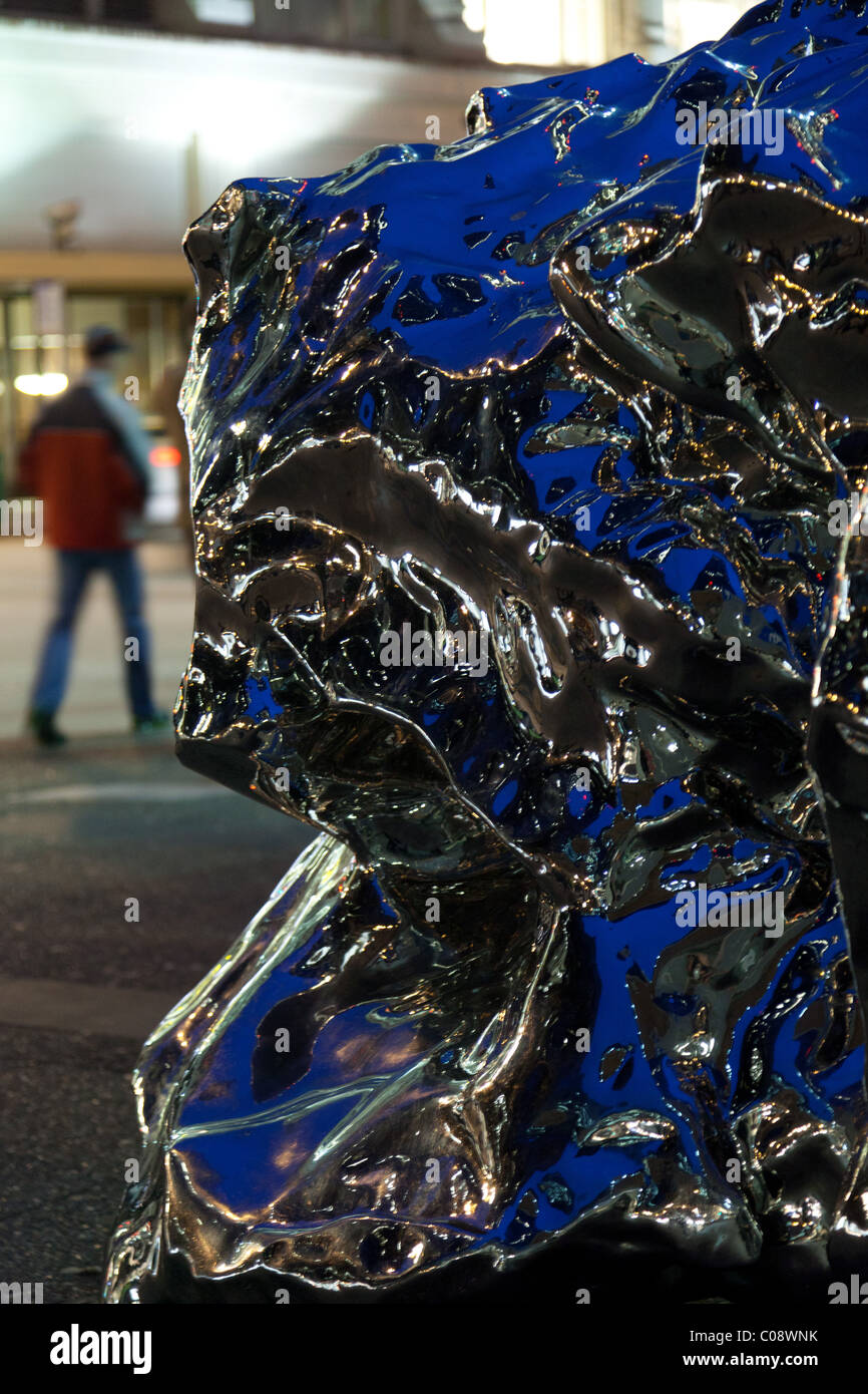 Rock-Skulptur auf der Robson Street im kanadischen Vancouver in der Abenddämmerung, einen schönen blauen Schimmer. Stockfoto