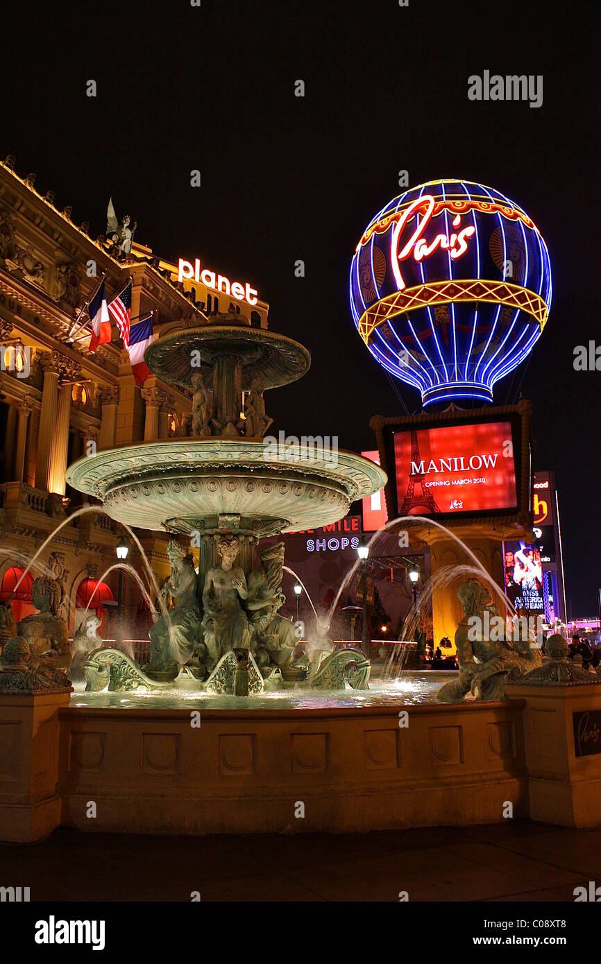 Ein beleuchteter Springbrunnen und ein Schild in der Form eines Ballons im Paris Las Vegas Hotel &amp; Casino Stockfoto