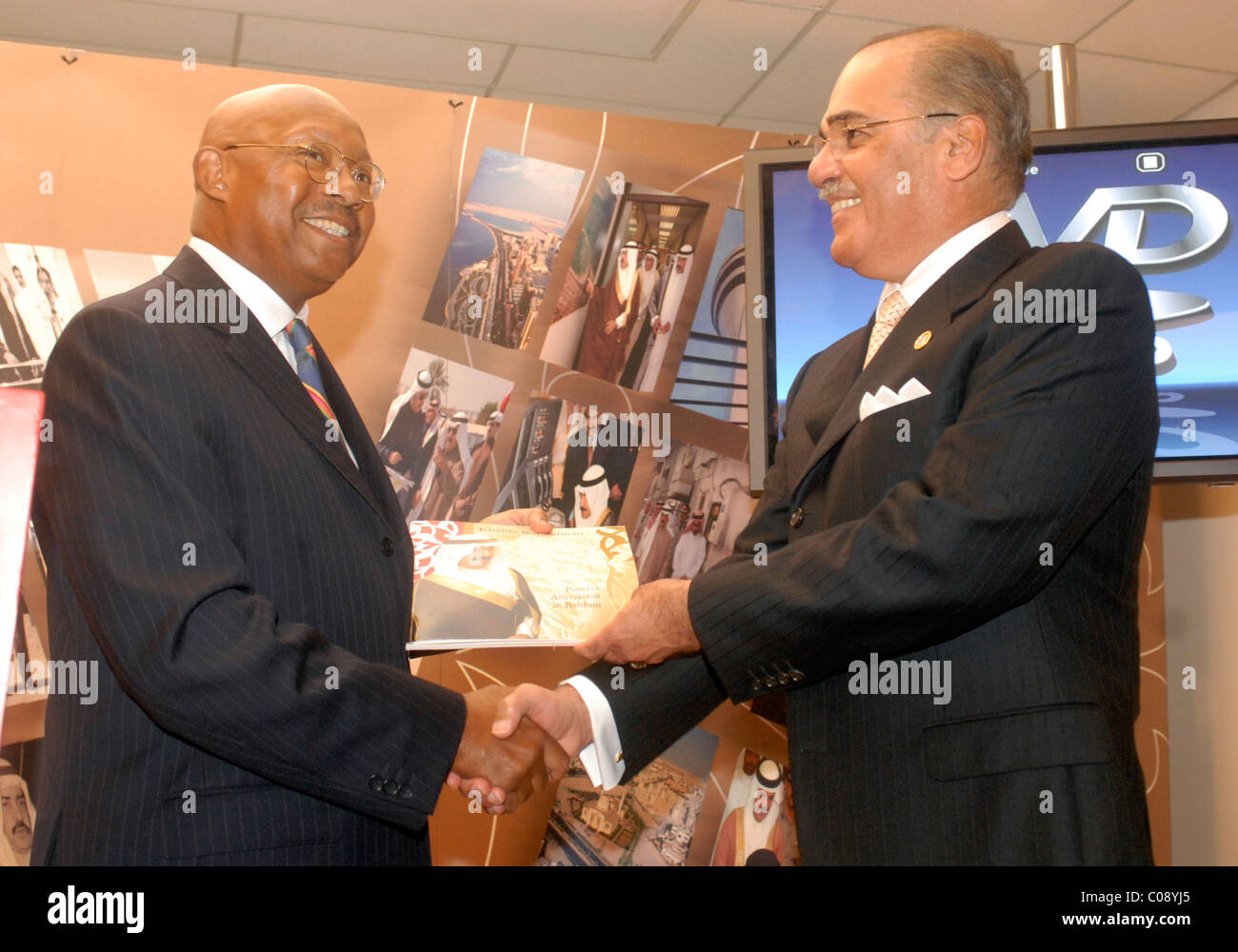Alphonso Jackson, Sekretär des US Abteilung of Housing And Urban Development und seine Exzellenz Naser Al Belooshi, Botschafter Stockfoto