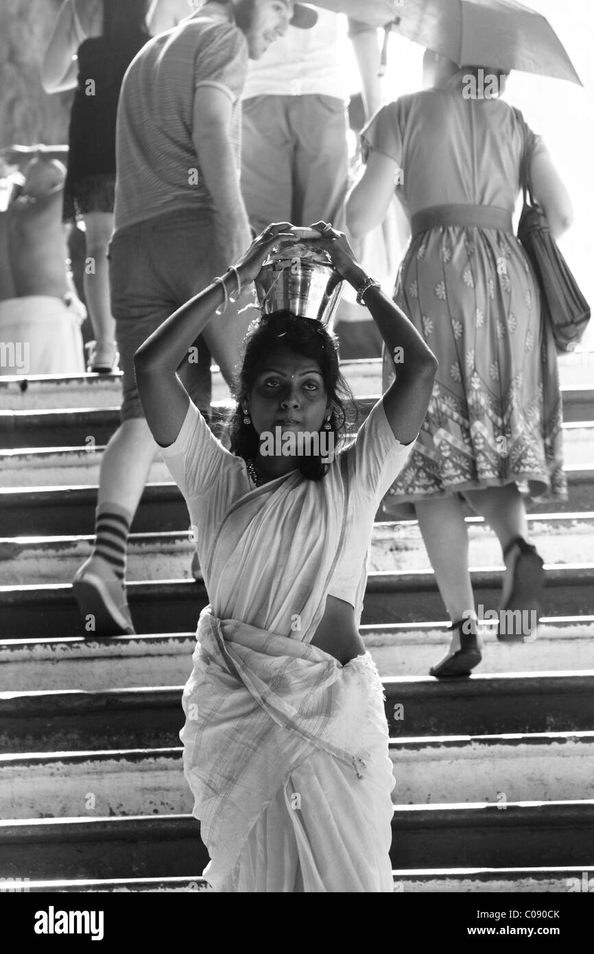 Hindu-Frau Milch bietet auf dem Kopf tragen Stockfoto