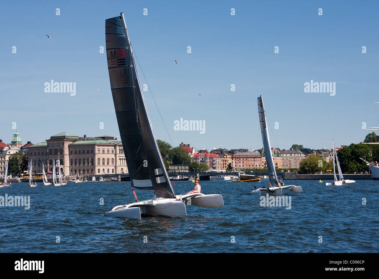 Segelboote im Hafen mit den malerischen Blick auf die Stadt von Stockholm in den Hintergrund. Stockfoto