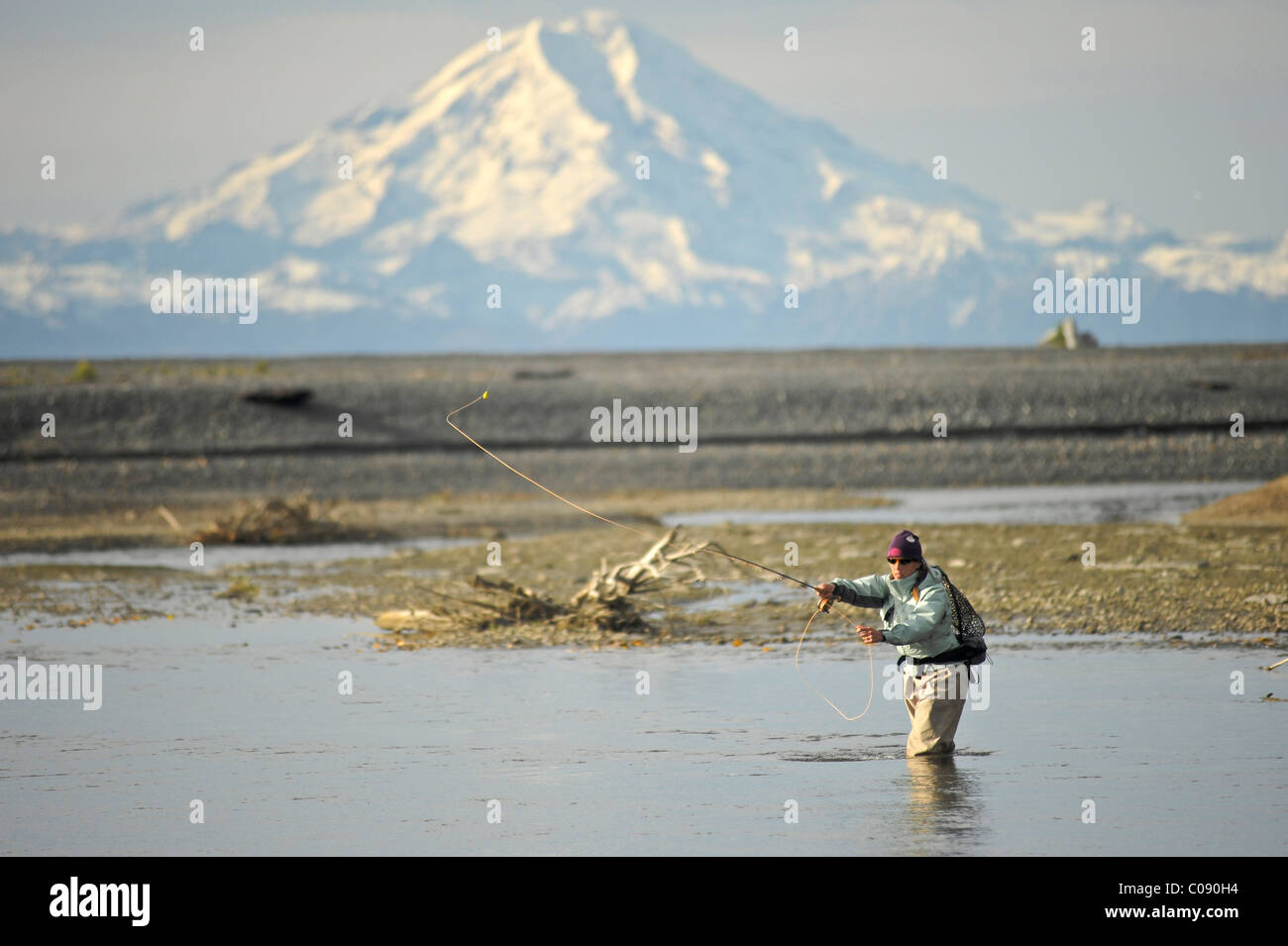 Frau-Fliegenfischen für wild Steelhead auf Deep Creek mit Mt. Redoubt im Hintergrund, Kenai-Halbinsel, Yunan Alaska Stockfoto