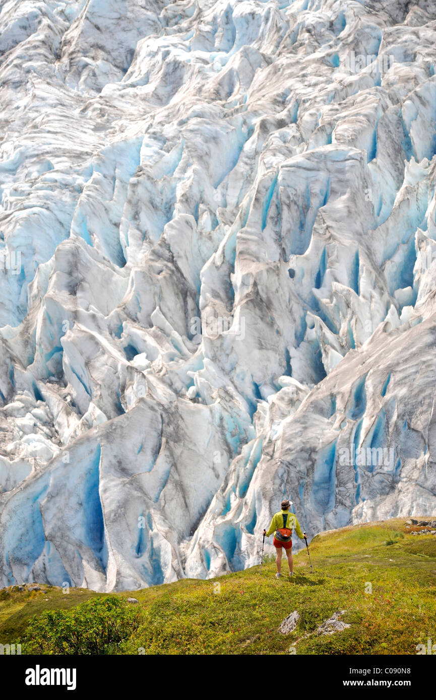 Frau Wandern Exit-Gletscher in das Harding Icefield, Kenai-Fjords-Nationalpark, Kenai-Halbinsel, Yunan Alaska Stockfoto