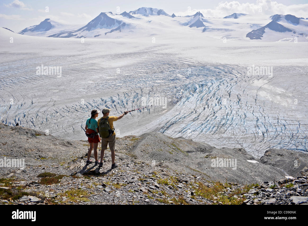 Mann und Frau genießen Sie Blick auf Harding Icefield, Kenai Fjords Nationalpark, Kenai-Halbinsel, Yunan Alaska, Sommer Stockfoto