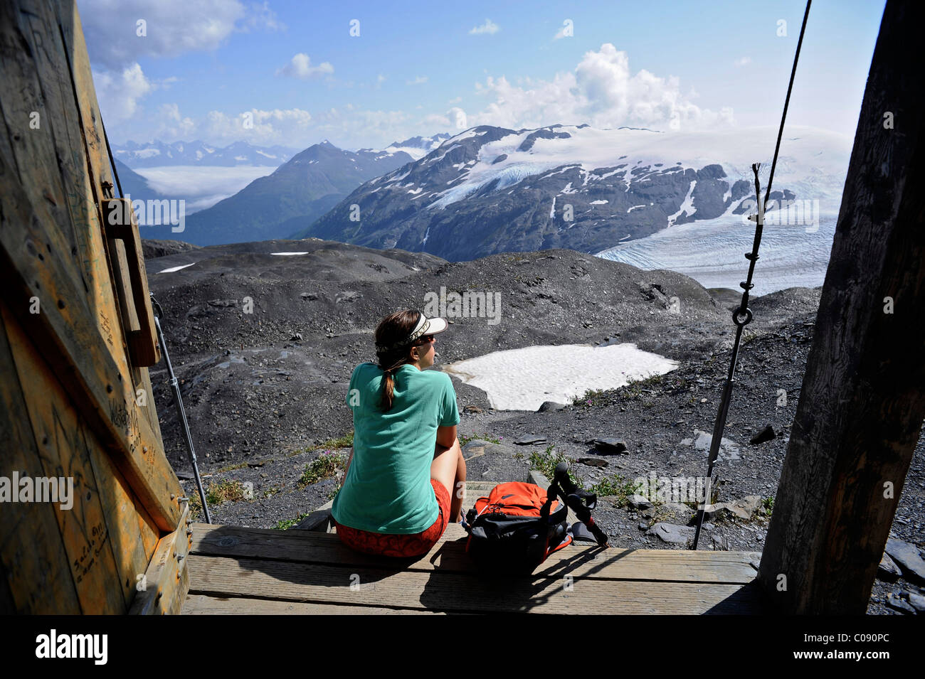 Weibliche Backpacker genießt die Aussicht vom Alm entlang des Harding Icefield Trail, Kenai-Fjords-Nationalpark, Alaska Stockfoto