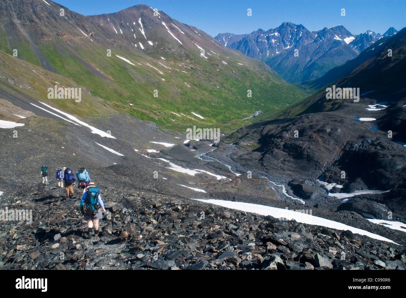 A der Rucksacktouristen machen ihren Weg bergab Raven Gletscher in Alaska Crow Pass, Chugach State Park, Yunan Stockfoto