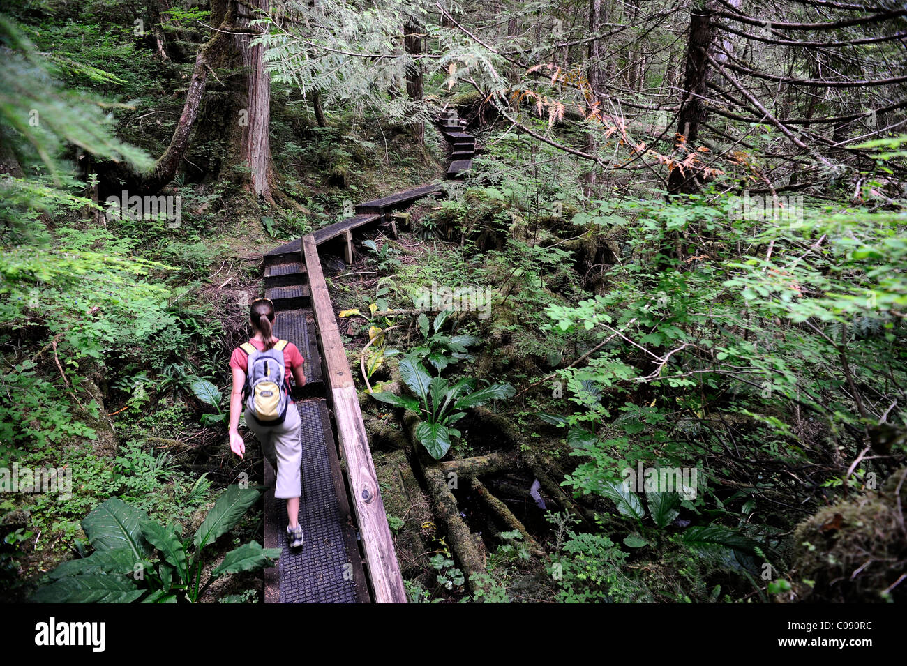 Frau auf der Ausdauer Lake Trail im Tongass National Forest in der Nähe von Ketchikan, südöstlichen Alaska Sommer Wandern Stockfoto