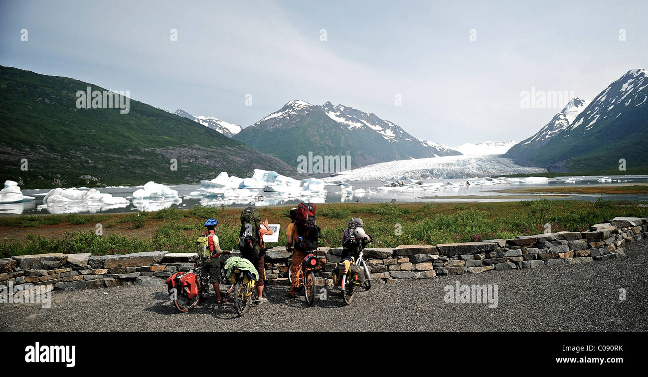 der Radfahrer auf dem Weg zur Spencer Gletscher, Chugach National Forest, Kenai Halbinsel, Yunan Alaska, Sommer Stockfoto