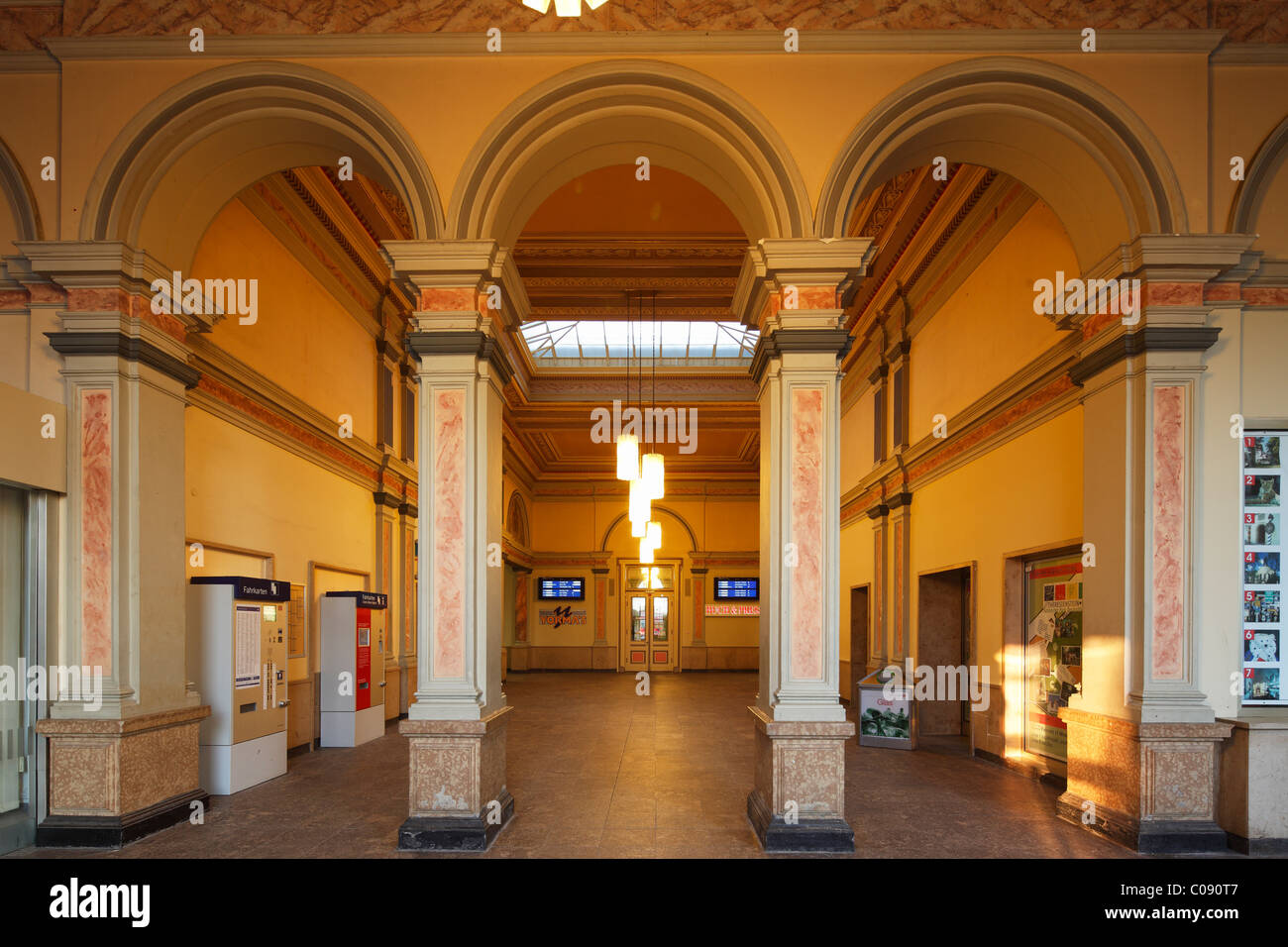 Hauptbahnhof, Bahnhofshalle, Hof, Oberfranken, Franken, Bayern, Deutschland, Europa Stockfoto