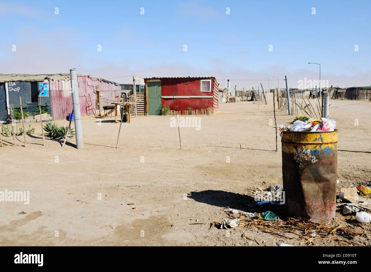 Müll und Blechhütte Ut in Mondesa Township, Swakopmund Stadt, Namibia, Afrika Stockfoto