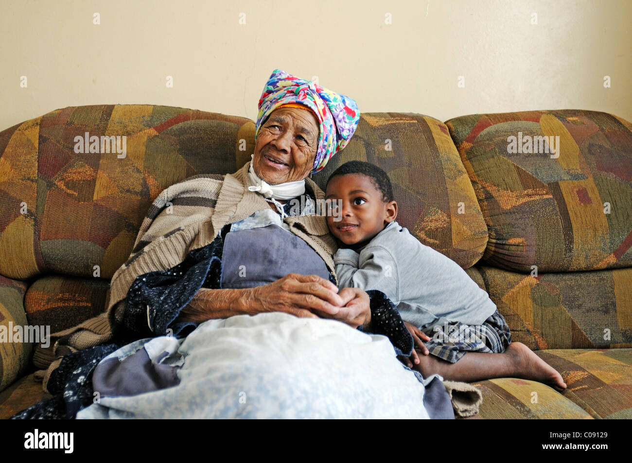 "Oma Lina", Chef des Damara-Volkes in Swakopmund, mit ihrem Enkel in Mondesa Township, Stadt Swakopmund, Namibia Stockfoto