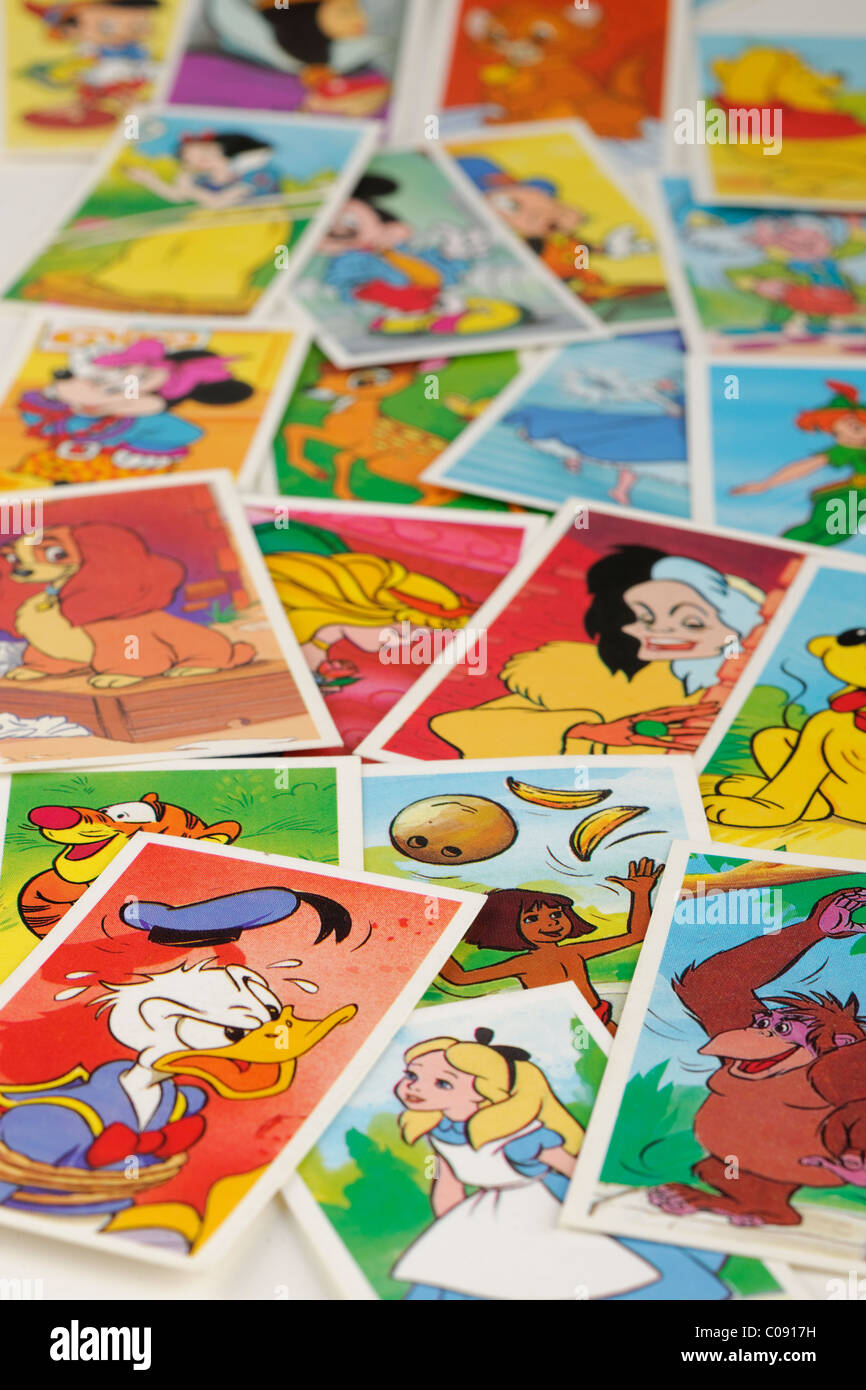 Kartenstapel der Zigarette mit Disney-Figuren. EDITORIAL NUR Stockfoto