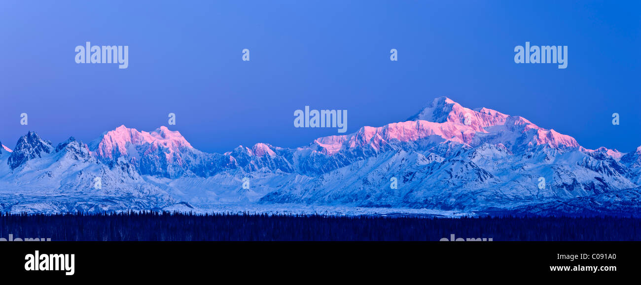 Panorama der Sonnenaufgang über dem Mt. McKinley und die Alaska Range, Denali State Park, Yunan Alaska, Winter Stockfoto