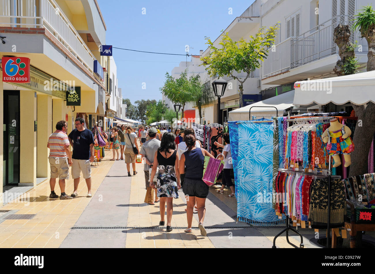 Touristen, shopping Street, Geschäfte, Marktstände, Fußgängerzone, Sant Francesc, San Francisco Javier, Formentera, Pityusen Stockfoto