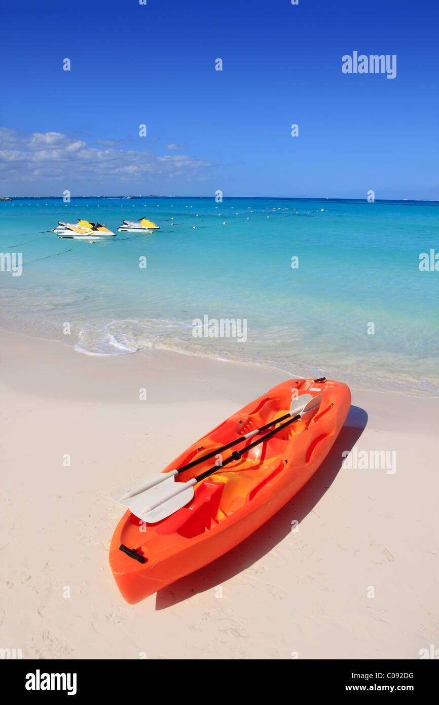 Kajak-Tourismus. Ruhige Meer Strand Hintergrund. Sommer tropischer Strand  mit Sand. Meerwasser. Natürliche Meereslandschaft Stockfotografie - Alamy
